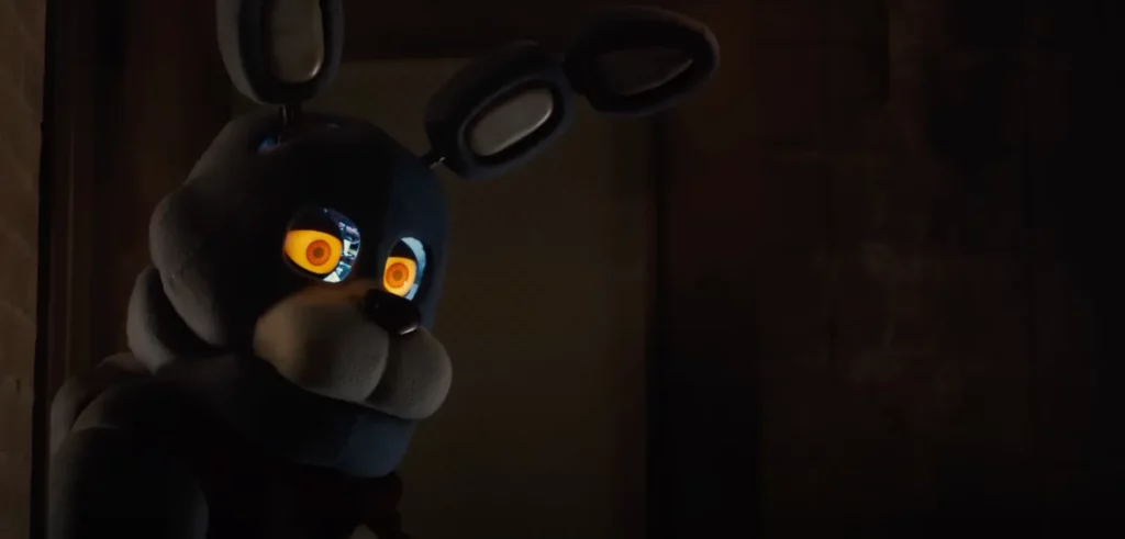 Rôbos perseguem astro de Jogos Vorazes no filme de FNAF; veja trailer